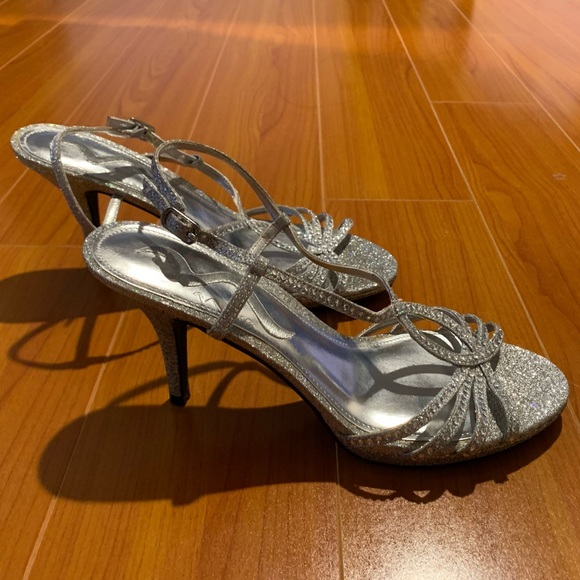 [SOLD] Silver sparkly slingback heels! deb and Nina - Picture 4 of 6